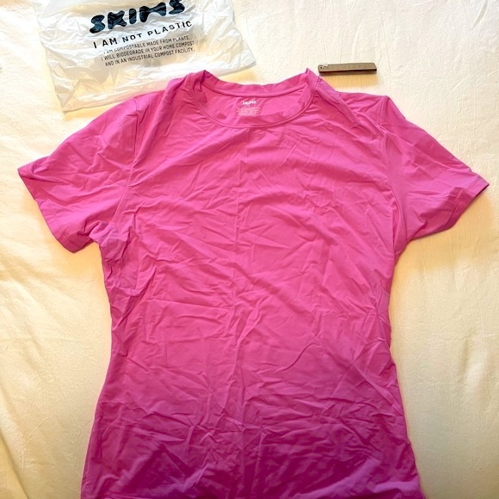 SKIMS Fits Everybody T-Shirt in NEON ORCHID